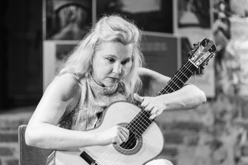 Klara Tomljanovič, kitara / Foto: Urška Lukovnjak